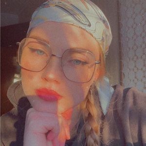 Meet your Posher, Caitlin